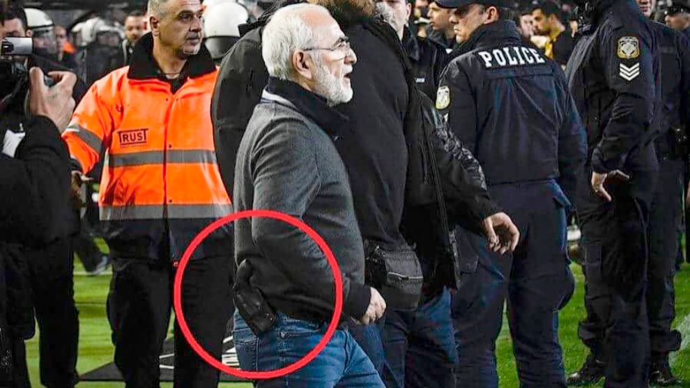 El presidente del PAOK sobre el terreno de juego con una pistola
