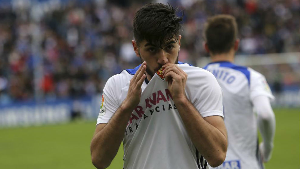 Papu se besa el escudo tras marcar su gol ante el Lorca.