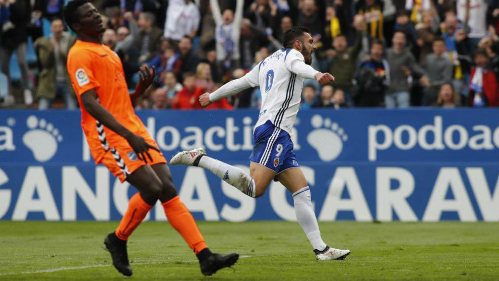 Borja Iglesias celebra su gol ante el Lorca.
