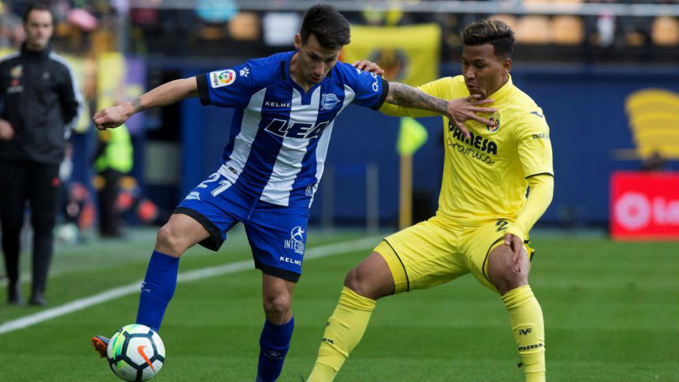 Hernn Prez protege el baln en el partido contra el Villarreal.
