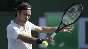 Federer pega de revs