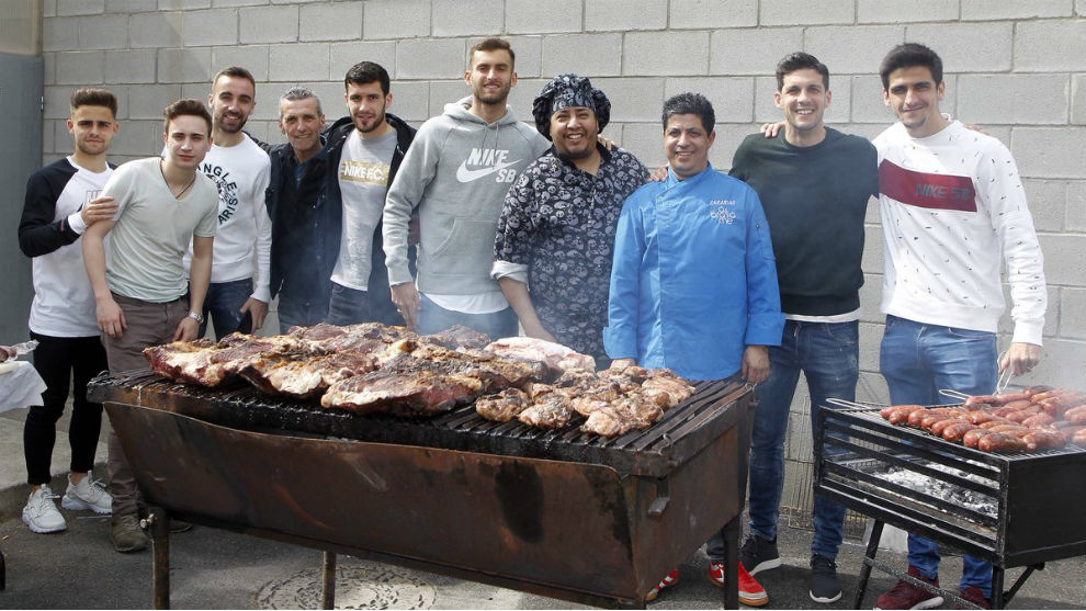 Algunos jugadores del Espanyol, junto a los cocineros