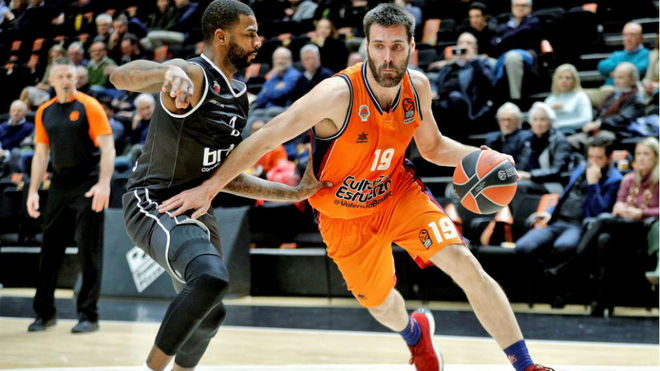 Fernando San Emeterio jugando con el Valencia Basket en la Euroliga