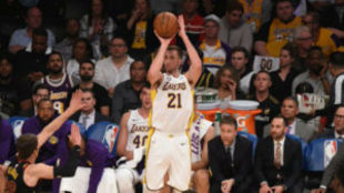 Travis Wear jugando con Los ngeles Lakers