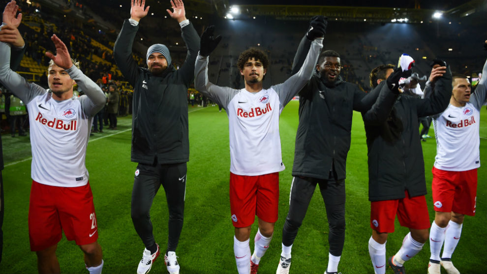 Los jugadores del RB Salzburgo celebran el triunfo en Dortmund.