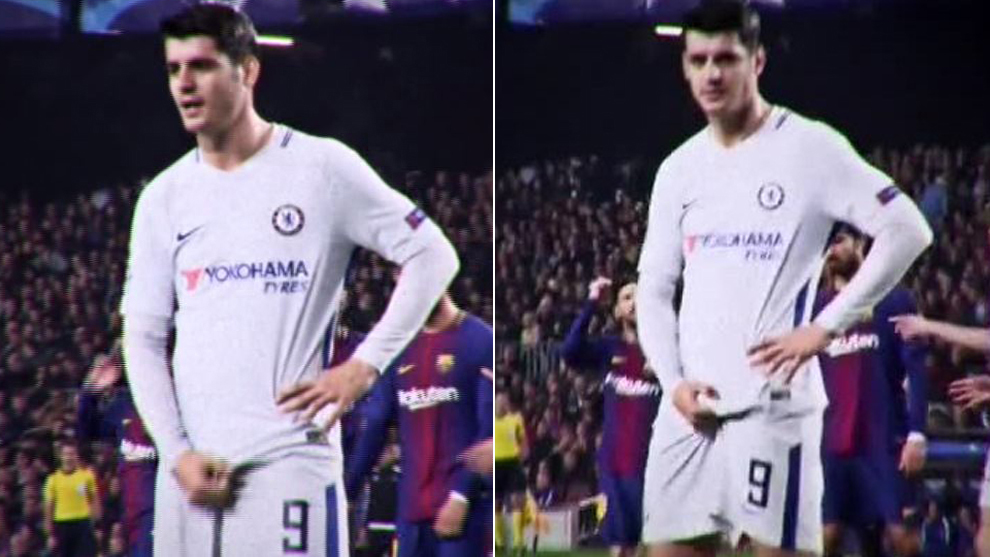 lvaro Morata se toca sus partes en el Camp Nou