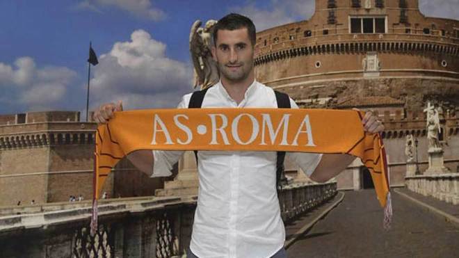 Gonalons posa con una bufanda de la Roma, su actual equipo.
