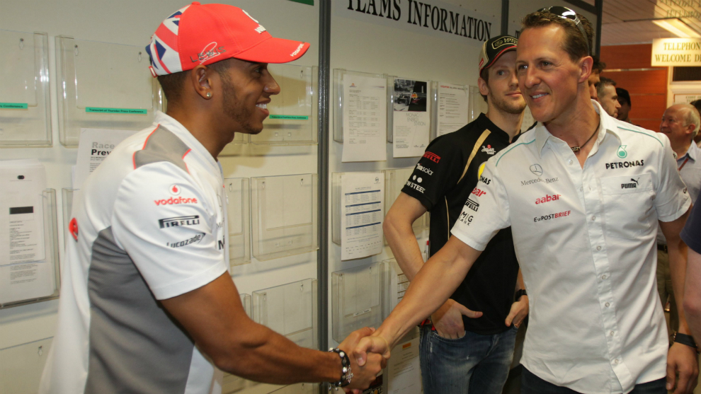 Lewis Hamilton saludando a Michael Schumacher
