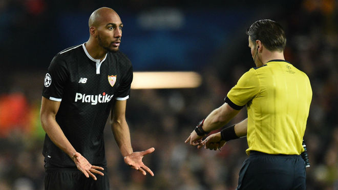 N&apos;Zonzi le pide explicaciones al rbitro en el United-Sevilla.
