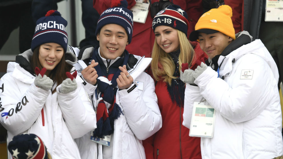 El esquiador Choi Jae-woo, en la imagen, con Ivanka Trump y otros dos...