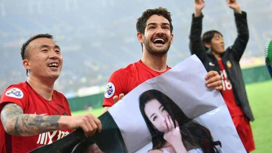 Pato sostiene junto a sus compaeros Wang Yongpo y Zhang Lu el poster...