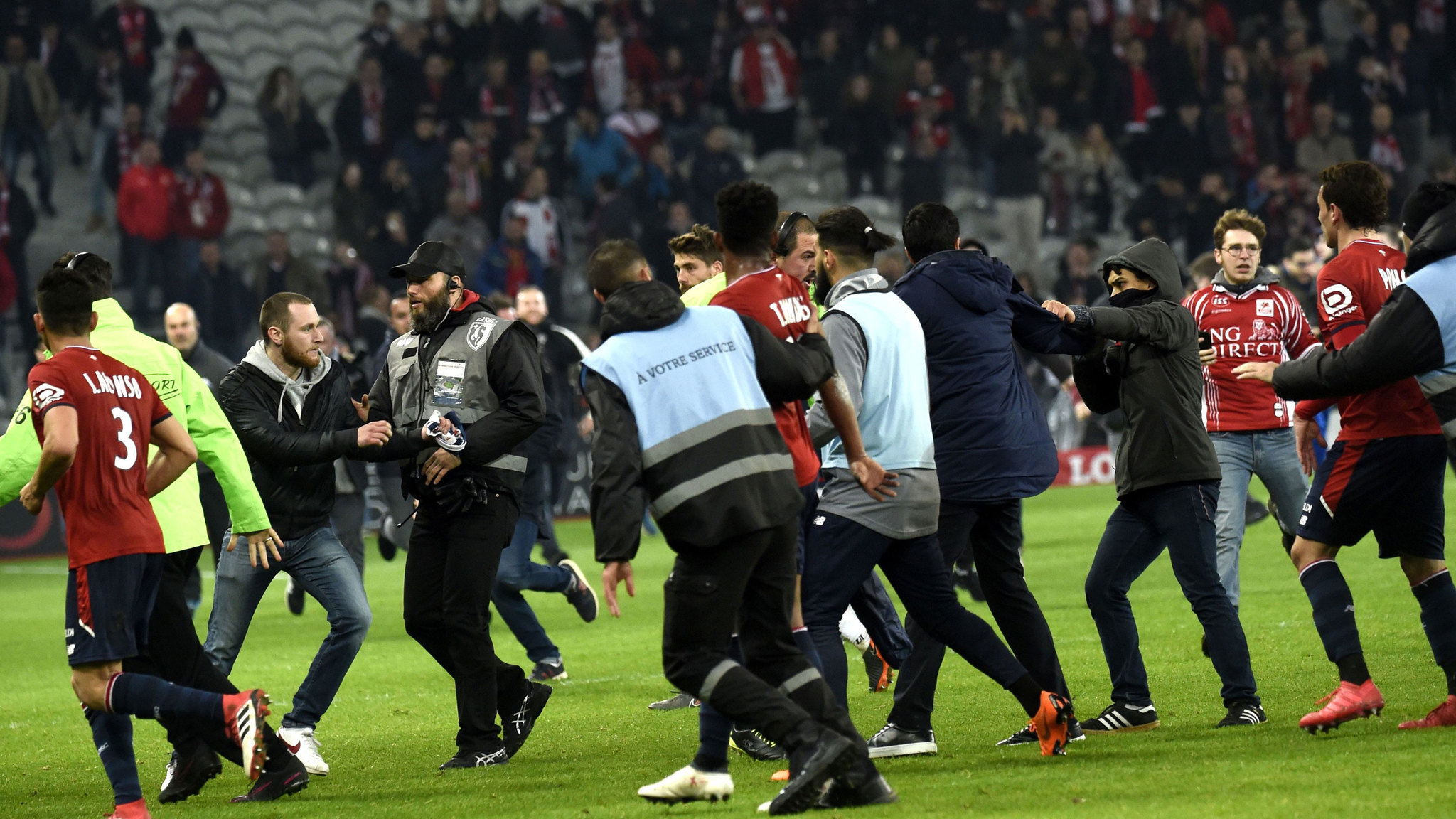 Los aficionados del Lille invadiendo el campo al terminar el encuentro...