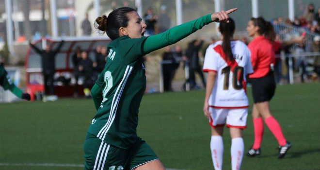 Bea Parra celebra un gol en Vallecas esta temporada.