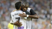 Guedes y Kondogbia se abrazan en un partido de Liga con el Valencia.
