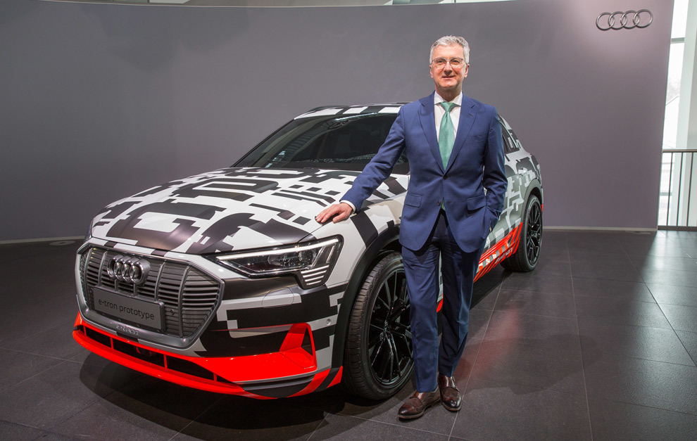 Rupert Stadler, presidente de Audi, con el prototipo del primer...
