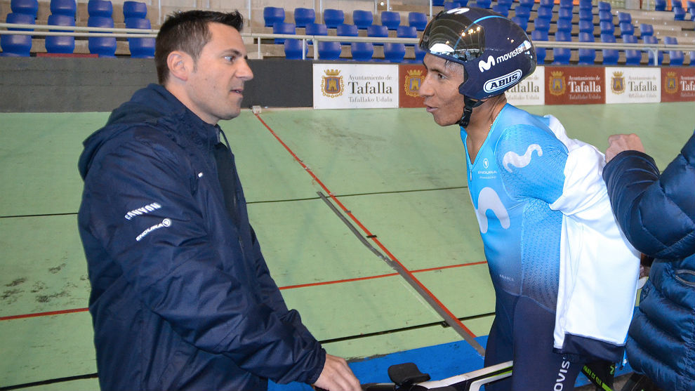 Nairo Quintana conversa con el entrenador Mikel Zabala.
