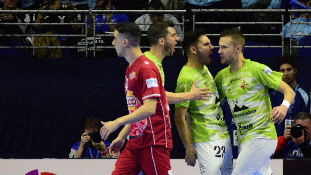 Quintela y Paradynski celebran un gol del Palma Futsal.