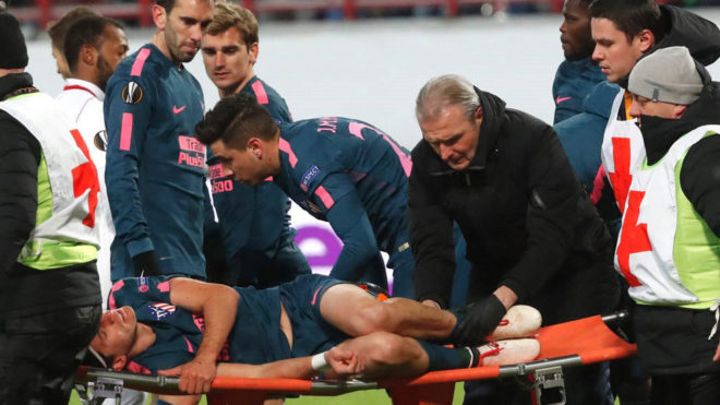 Filipe Luis sale en camilla lesionado tras el duro gole con der
