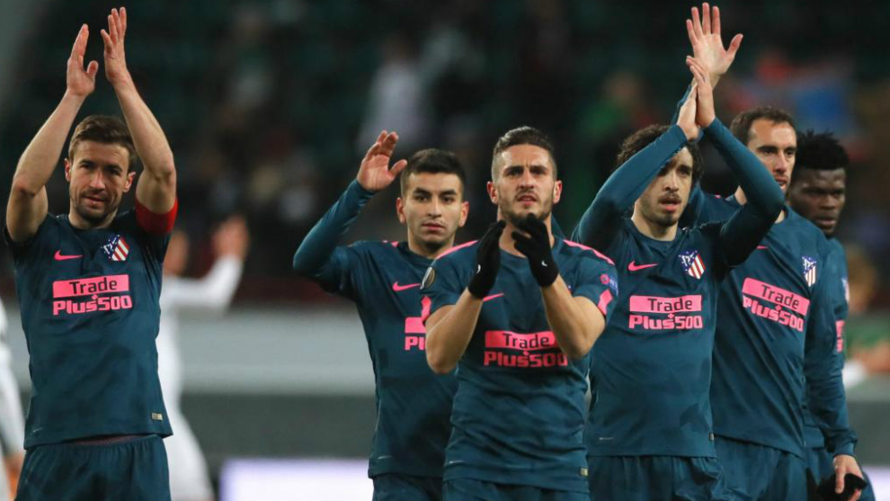 Los jugadores del Atltico de Madrid saludan tras vencer al Lokomotiv...