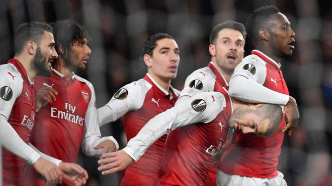 Los jugadores del Arsenal celebran el gol de Wilshere al Milan.