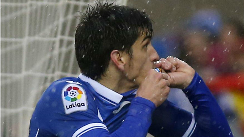 Gerard Moreno besa el escudo de la camiseta tras marcar.