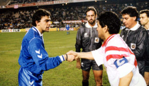 Maradona saluda a Sanchs en un partido de Liga.