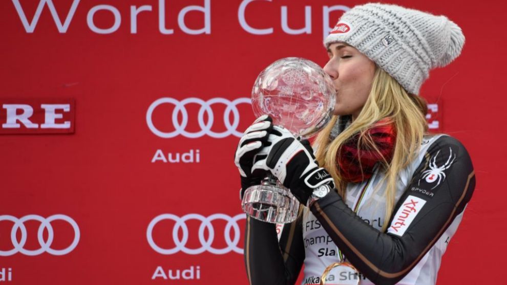 Mikaela Shiffrin besa el Globo de slalom, el quinto de su palmars....
