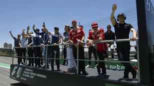 Los pilotos de la F1 saludan durante el GP de Brasil.