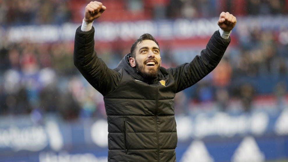 Borja Iglesias celebra la victoria en Pamplona.