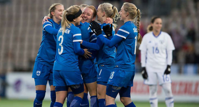 Las jugadoras de Finlandia celebran un gol ante Israel.