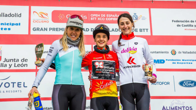 El podio femenino: Claudia Galicia, Roco del Alba Garca y Elena...