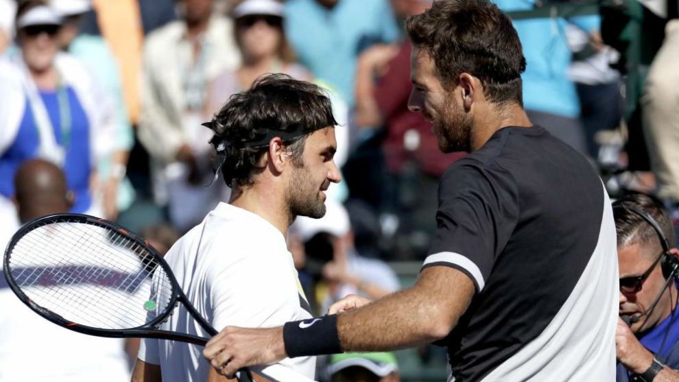 Federer se saluda con Del Potro