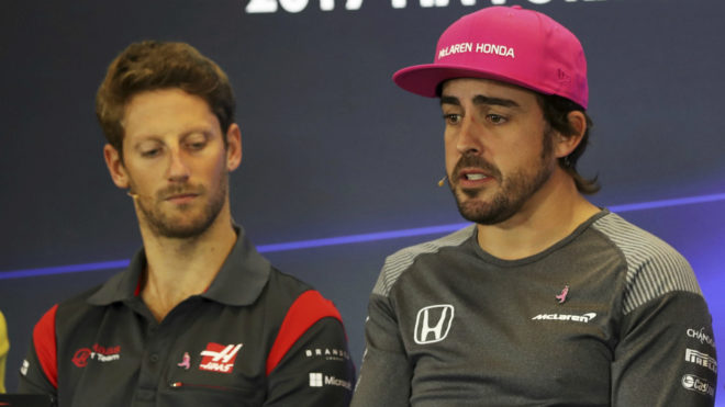 Grosjean escucha a Alonso.