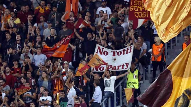 Aficionados de la Roma animan durante un partido.