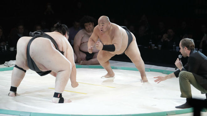 Dos luchadores, durante un combate de sumo