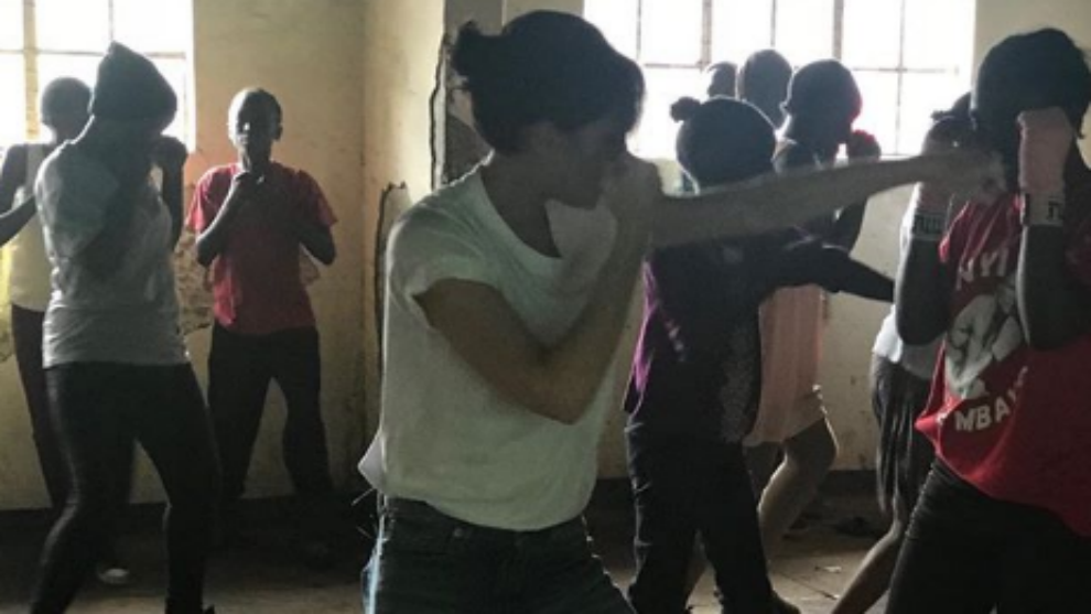 Victoria Beckham promueve el boxeo femenino durante su visita a Kenia