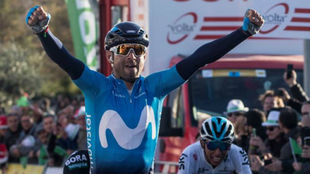 Alejandro Valverde celebrando en Valls su triunfo de etapa.