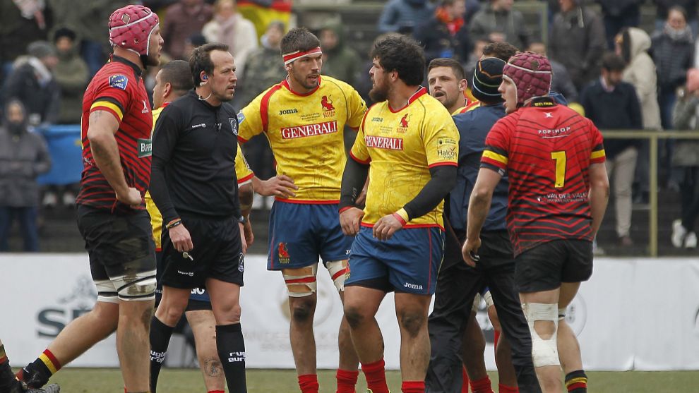 Los jugadores espaoles protestan una jugada al rbitro rumano Vlad...
