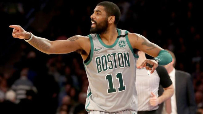 Kyrie Irving disputando un partido con los Boston Celtics