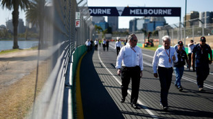 Charlie Whiting, delegado de la FIA recorriendo a pie el circuito de...