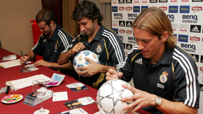Helguera, Ral y Salgado firman autgrafos en una concentracin del Real Madrid en la temporada 2007-08