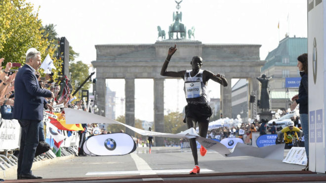Dennis Kimetto cruza la meta en el maratn de Berln de 2014.