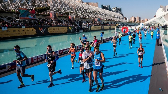 Los corredores finalizan el maratn de Valencia.