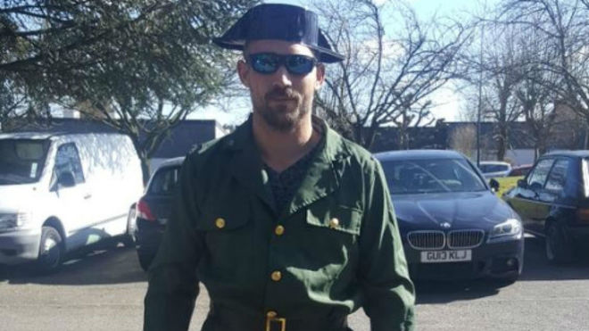 Uno de los hombres vestido de Guardia Civil. Foto: @DUE_17