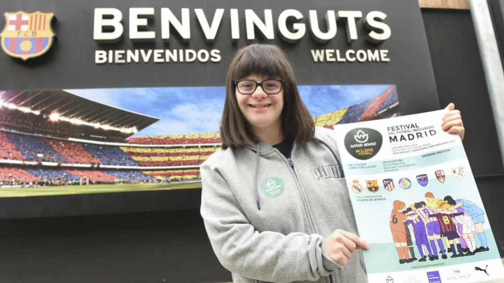 Anna Vives, con el cartel de un evento de ftbol inclusivo celebrado...