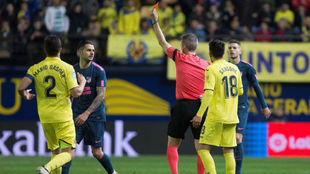 Fernndez Borbaln muestra tarjeta roja a Vitolo en el partido del...