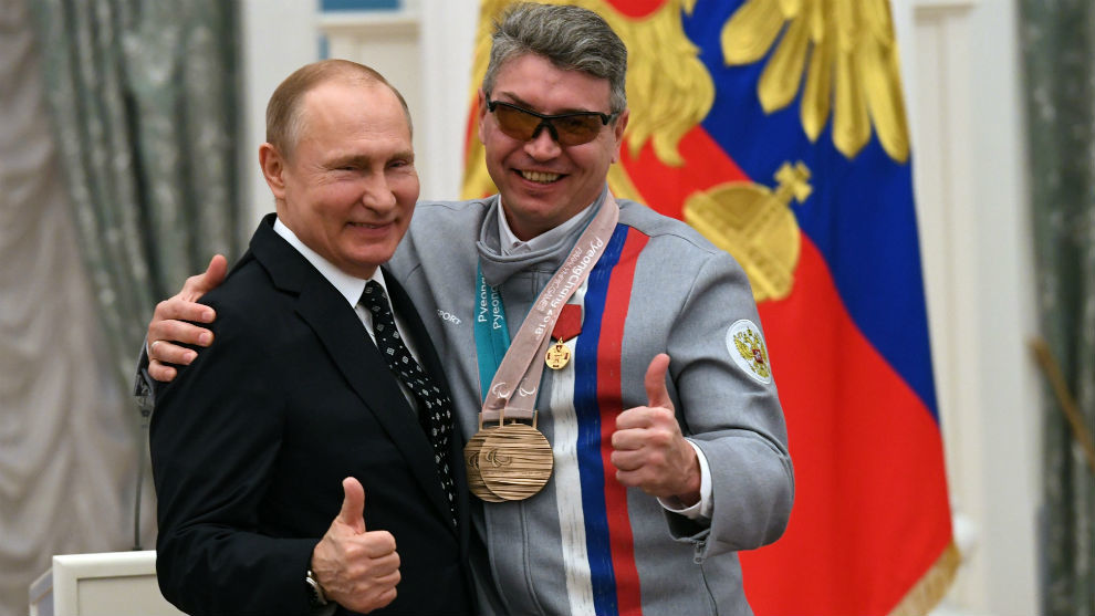Putin junto a Valery Redkozubov, medalla de oro en los Juegos...