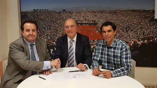 Francisco Blanco, Miguel Daz y Quino Muoz, en la firma del acuerdo