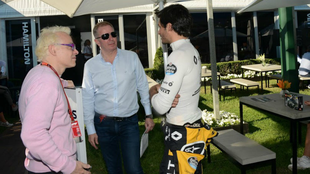 Carlos Sainz, junto a Jacques Villeneuve y Martin Brundle