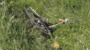 Una bicicleta, en el arcn tras un accidente
